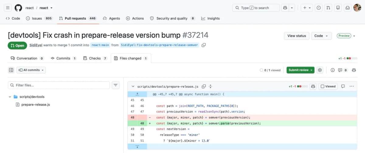 Giao diện Pull Request trên GitHub hiển thị diff từng dòng và phần code review